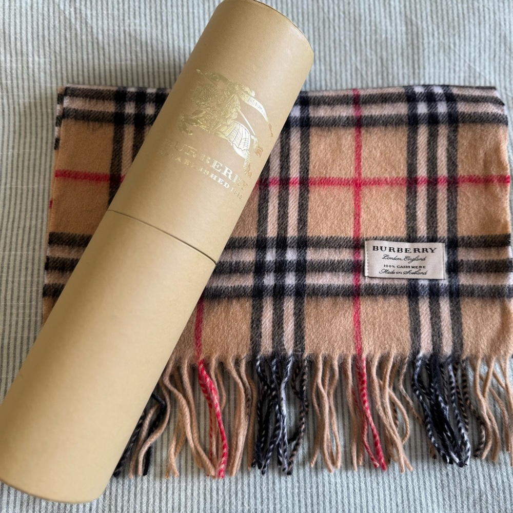 ✨Burberry Classic Check 100% Cashmere Scarf in signature Burberry Check! NWOT!✨